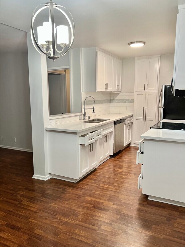 Ejemplo de cocina de dos habitaciones - 1730 Glendon Ave
