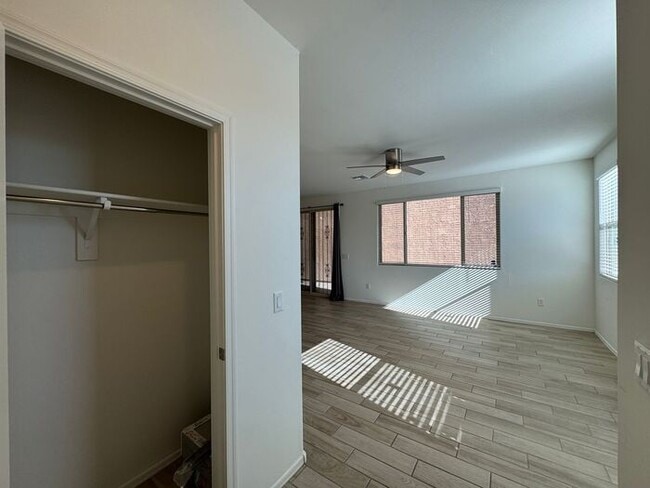 Foto del edificio - Welcome to this stunning 3Bdm, 2.5Ba, This two-story gem boasts a spacious layout! Must See!