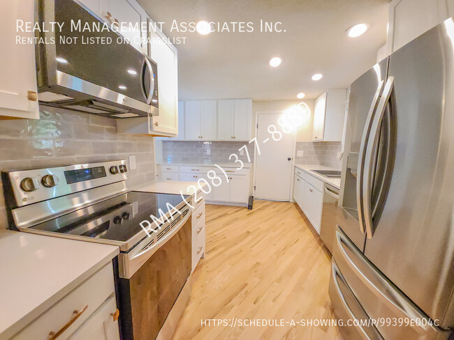 Foto del edificio - Recently Updated, Large  4-Bedroom Home in...