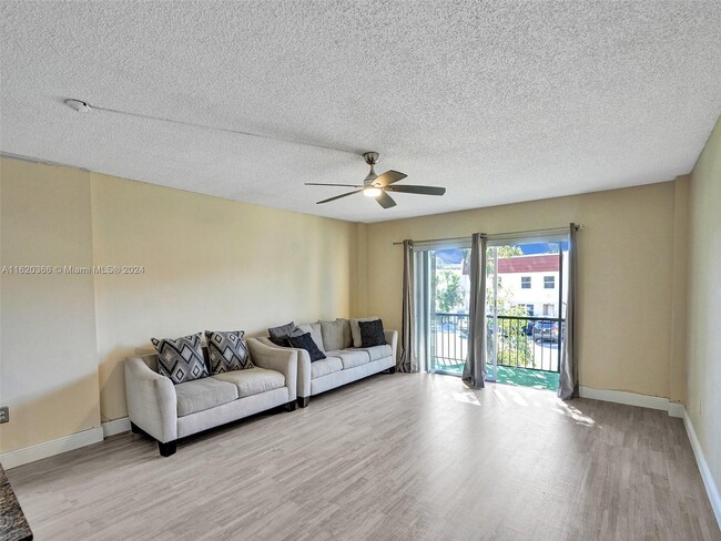 Building Photo - 4152 Inverrary Dr