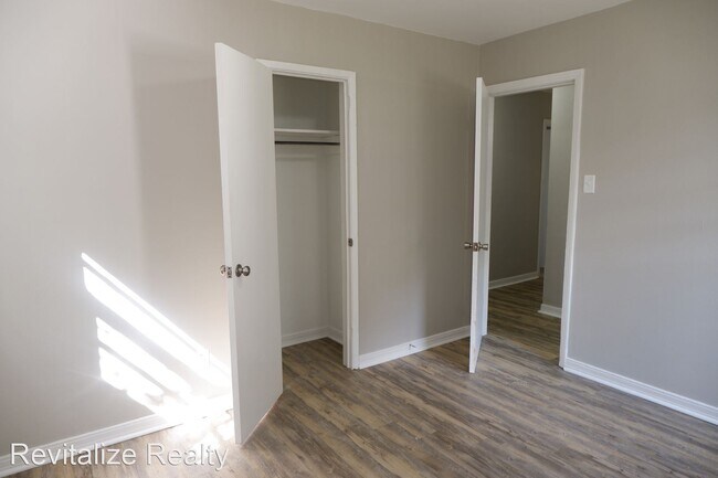 Building Photo - 3 br, 1 bath House - 6451 Barker Dr S