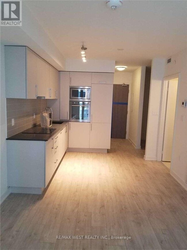 Building Photo - 576 Front St W