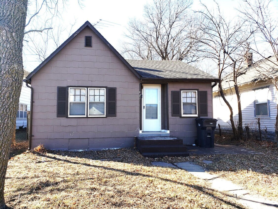 Foto principal - 1 or 2 bed/1 bath house for rent in Newton