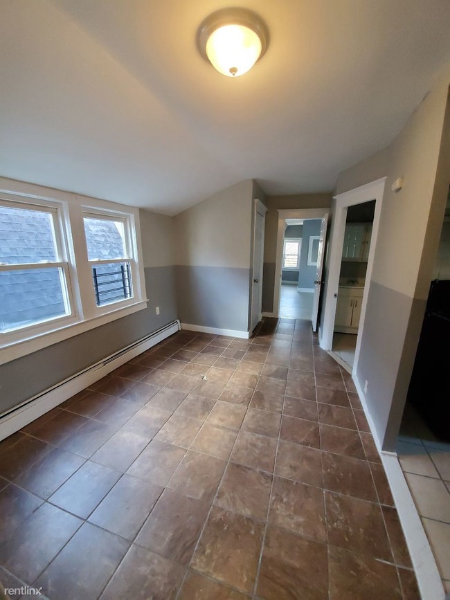 Building Photo - 2 br, 1 bath  - 167 S 11th St Apt 3