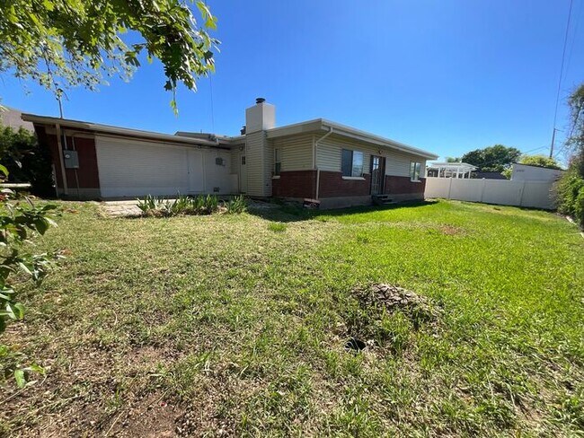 Building Photo - 3 bdrm 2 bath Home 2 car Garage small dog ...