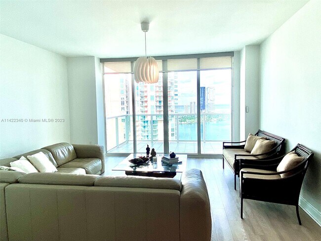 Foto del edificio - 3330 NE 190th St