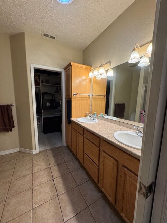 Building Photo - Bright & Spacious 2-Bed Townhome in great neighborhood with attached 2-car Garage!