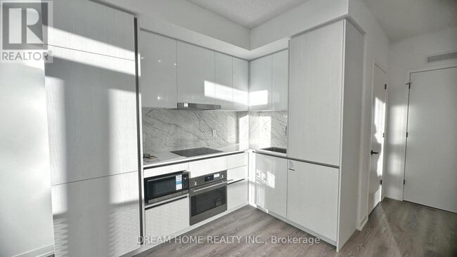 Building Photo - 8 Interchange Wy