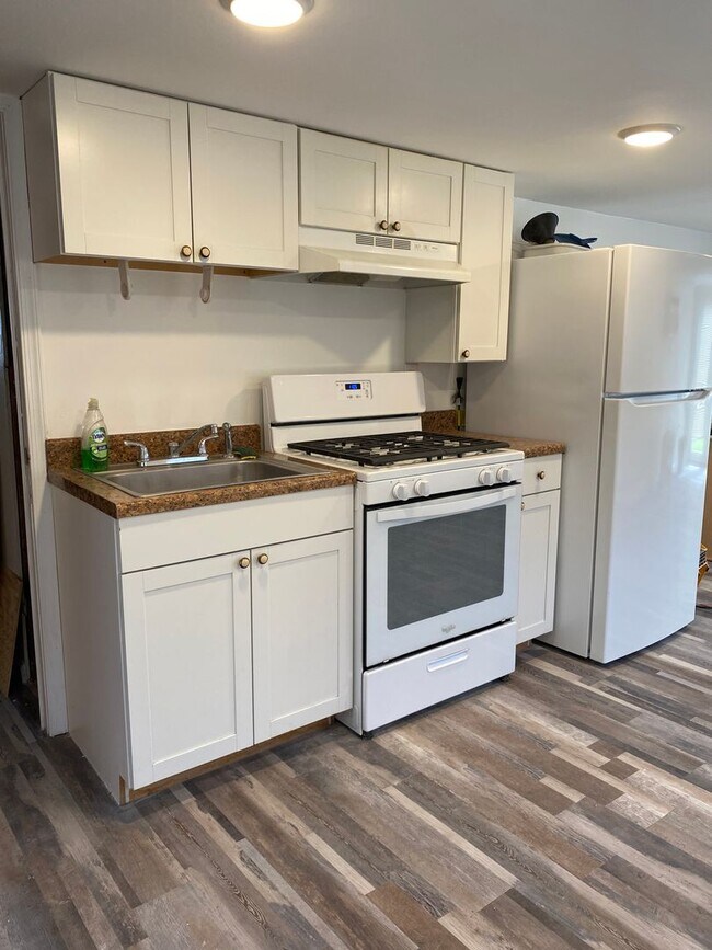 Building Photo - Spacious 1 Bedroom 1 Bathroom 1st floor ap...