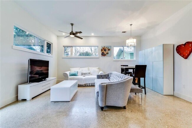 Building Photo - 400 W 51st St