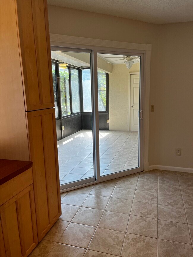 Building Photo - 144 La Pasada Cir W