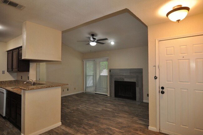 Building Photo - Quiet 1 bedroom 1 bathroom condo in North ...