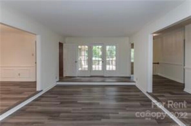 Building Photo - 2630 Fernbank Dr