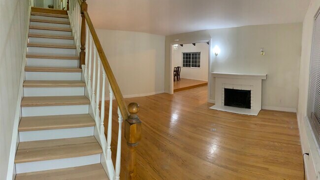 Entry livingroom - 1420 Donohue Dr