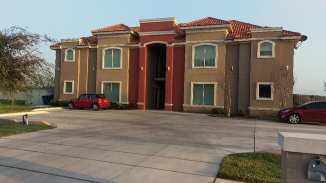 Building Photo - 1216 E Pine Ridge Ave
