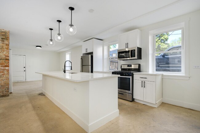 Photo - 2324 S Sacramento Ave Apartment