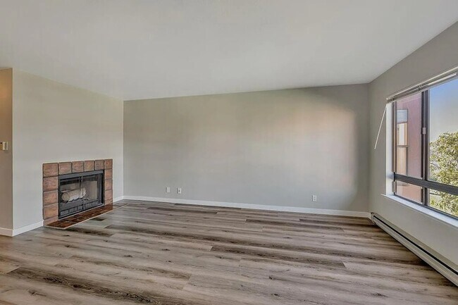 Foto del edificio - Remodeled 1BR Condo with Pool & Water Views Near Foster City