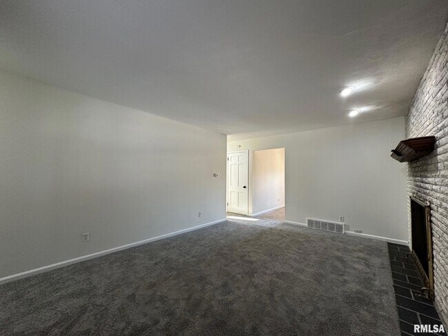 Foto del edificio - 2403 Lynnhaven Dr