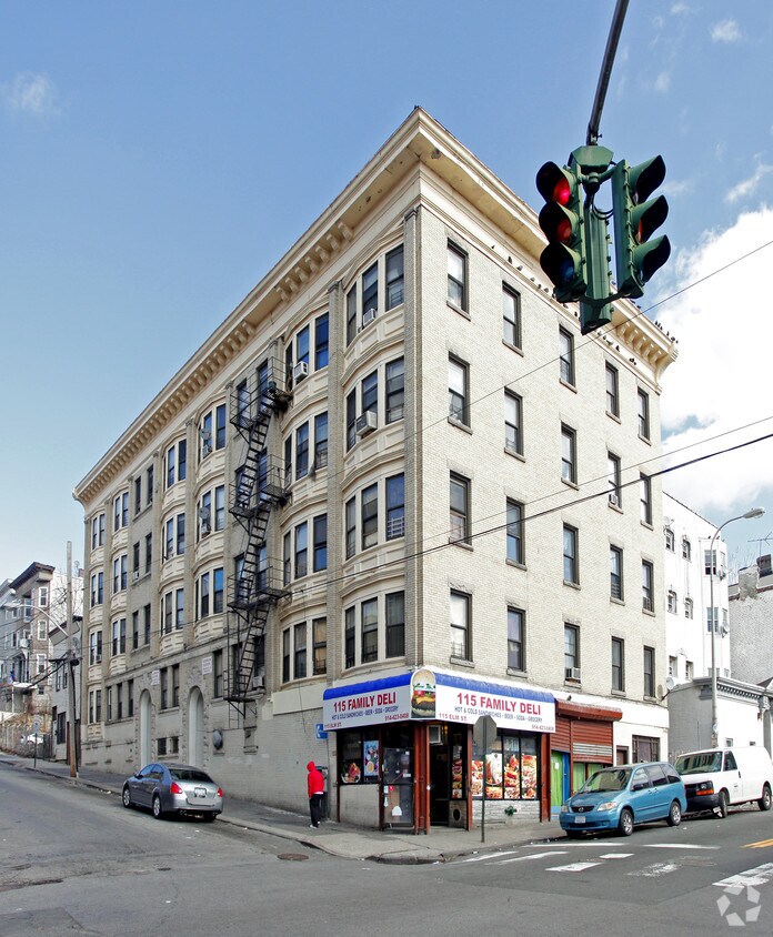 Building Photo - 115 Elm St