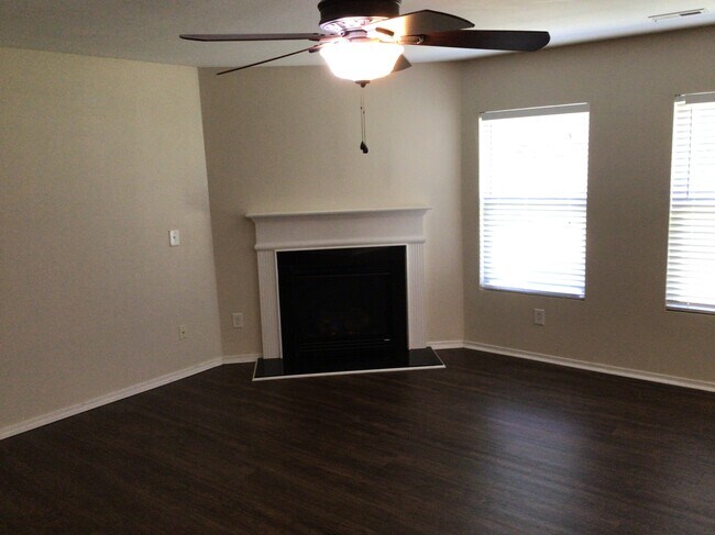Building Photo - 816 Willow Creek Drive