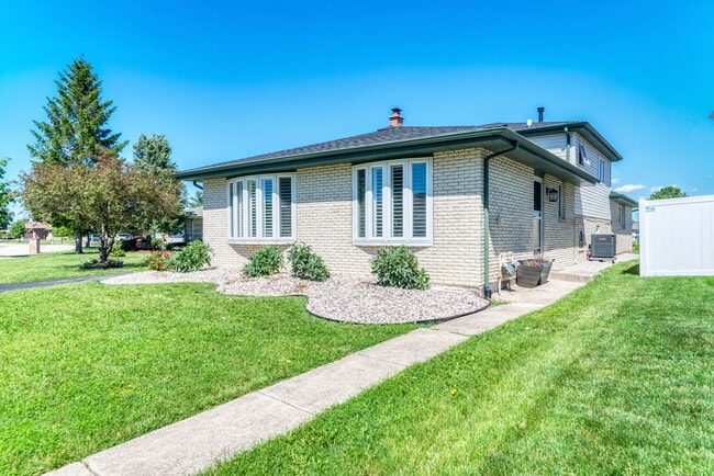 Building Photo - 16829 Creekside Ave