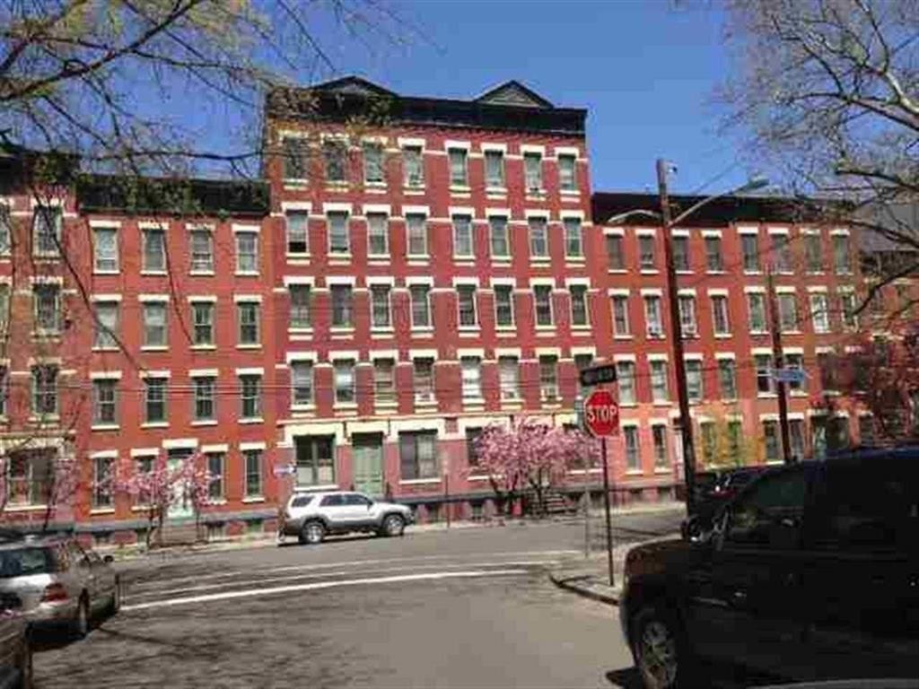 Primary Photo - 264 9th St