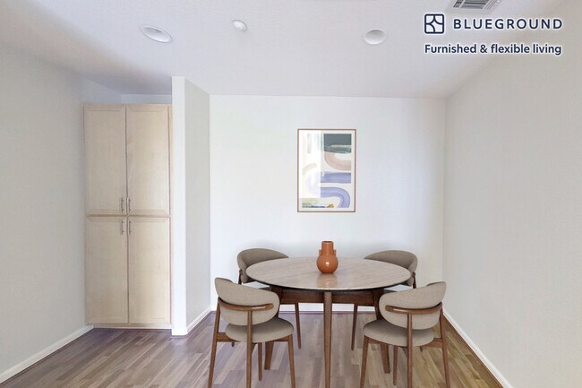 Building Photo - 1099 Admiral Ct