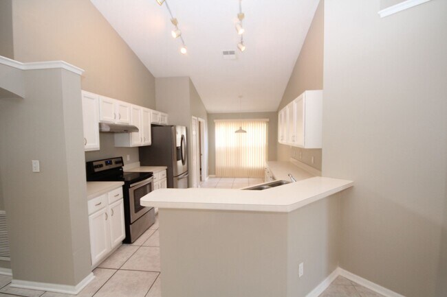 Foto del edificio - GORGEOUS 4 Bedroom, 2 Bathroom Home in Lak...