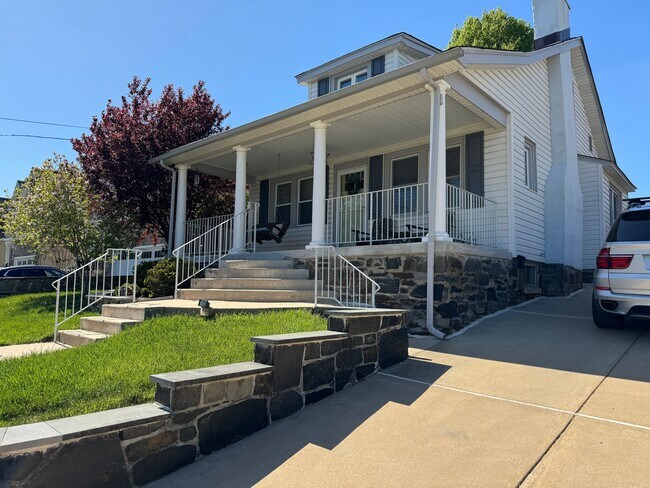 Foto del edificio - 324 Campbell Ave