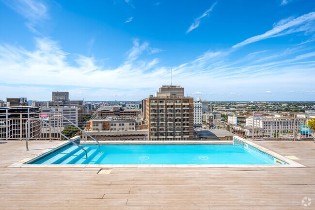 Rooftop Infinity Edge Pool - 925 Common Apartments