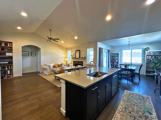 Foto del edificio - Premium 4-Bedroom, 3-Bathroom Home for Rent