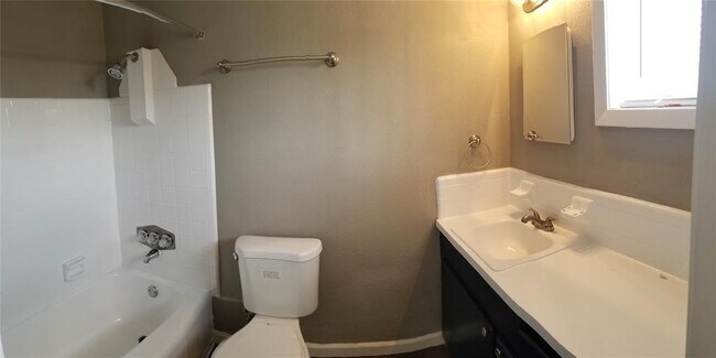 Building Photo - 5534 Eskridge St
