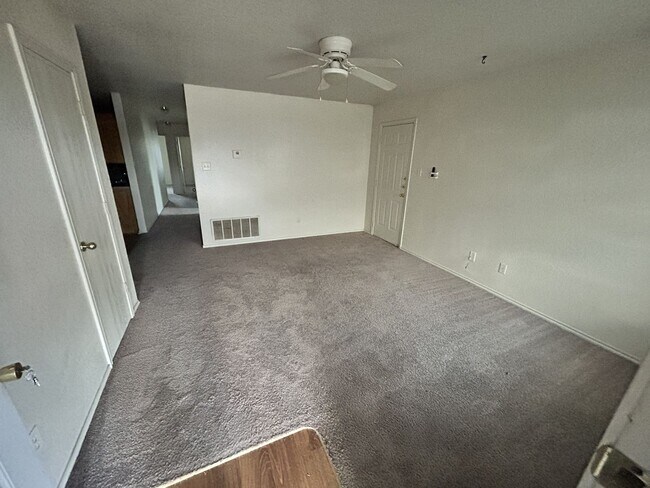 Building Photo - 2810 Alma Dr