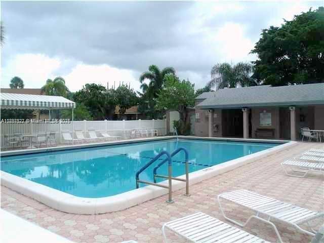 Foto del edificio - 3929 Carambola Cir N