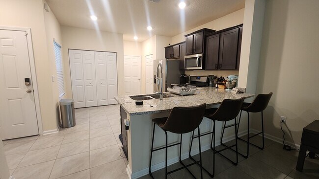 Foto del edificio - Beautiful Townhome in Waterford Lakes 2 Bedroom 2.5 baths and 1 Car Garage