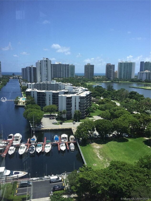 Foto principal - 3375 N Country Club Dr