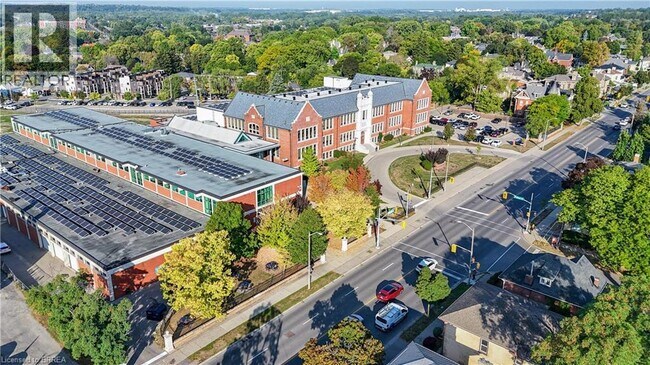 Photo du bâtiment - 113 Brant Ave