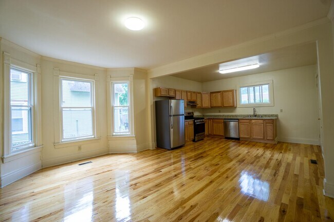 Building Photo - Available August 1, 2026 Beautiful 1st Flo...