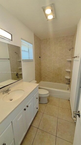 Foto del edificio - 2800 NE 203rd St