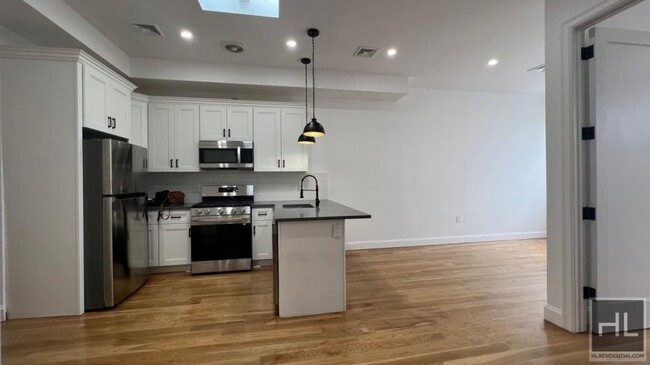 Foto del edificio - 3 bedroom in BROOKLYN NY 11208