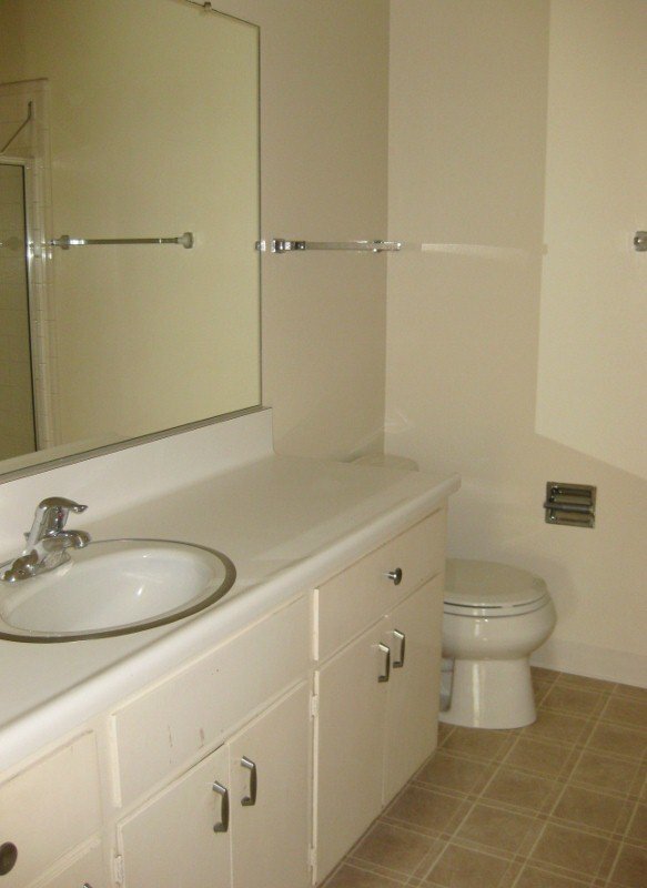 Building Photo - Charming 2 bedroom and 2 bathroom unit!