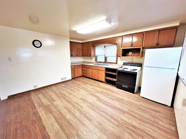 Foto del edificio - 414 E 7th-4 Bedroom Home