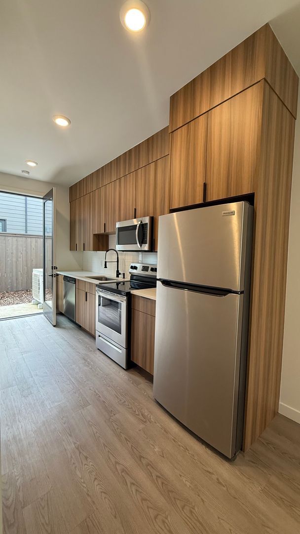 Building Photo - Modern 2-Bedroom Apartment in Gated N Port...