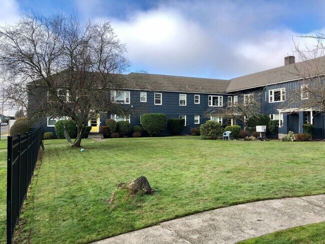 Photo - Spacious Top Floor 2 Bed, 1 Bath Vintage Gem! Apartment