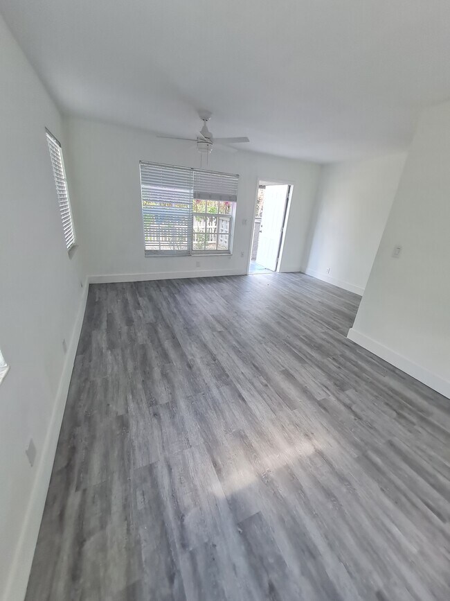 Foto del edificio - 898 NE 40th St