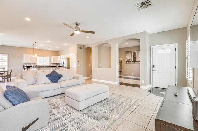 Building Photo - 11882 W Washington St