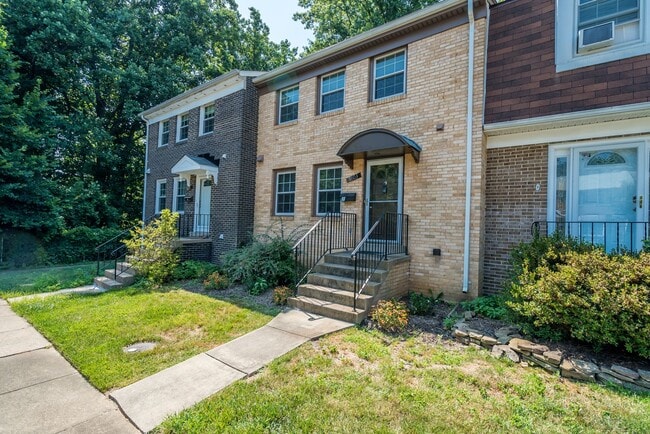 Building Photo - Location is Everything With This 3 Bedroom...