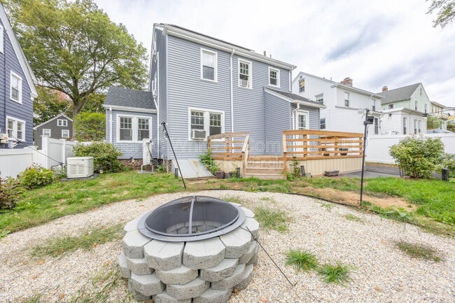 Building Photo - 76 Harmon St