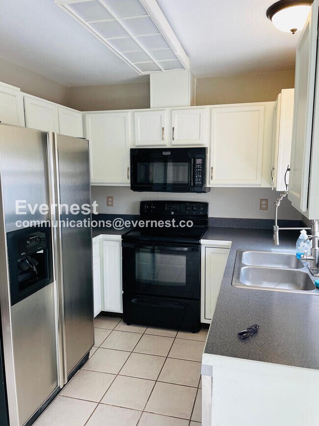 Building Photo - 3 Bed, 2 Bath Home with Fenced Yard / Available Soon!