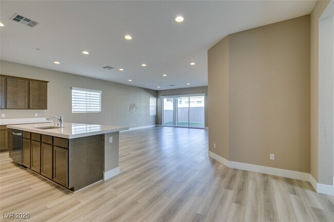 Foto del edificio - 10142 Tree Blossom Ave